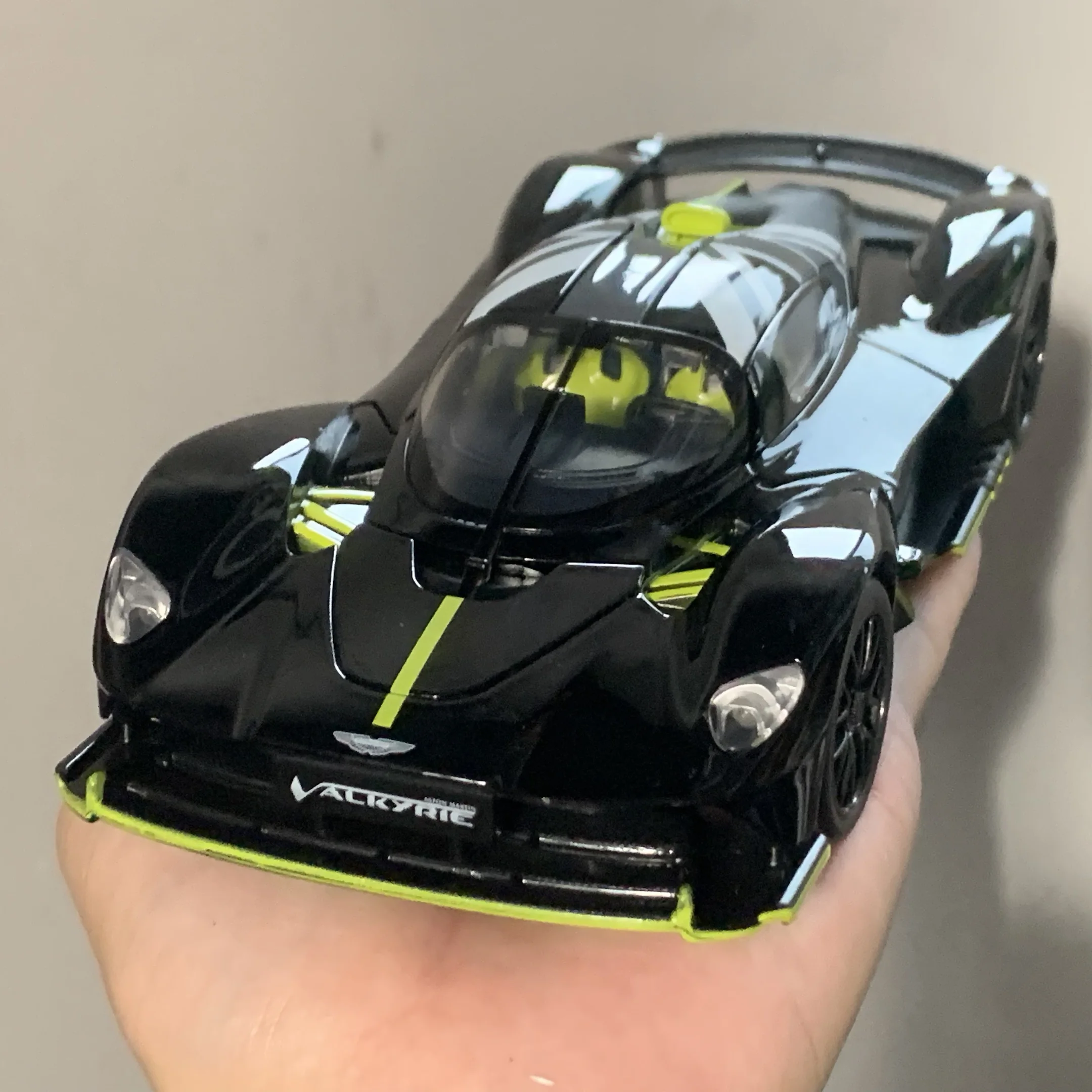 Aston Martin Valkyrie 1:24 Scale Diecast Model 6 Aston Martin Valkyrie 1:24 Scale Diecast Model - Image 6