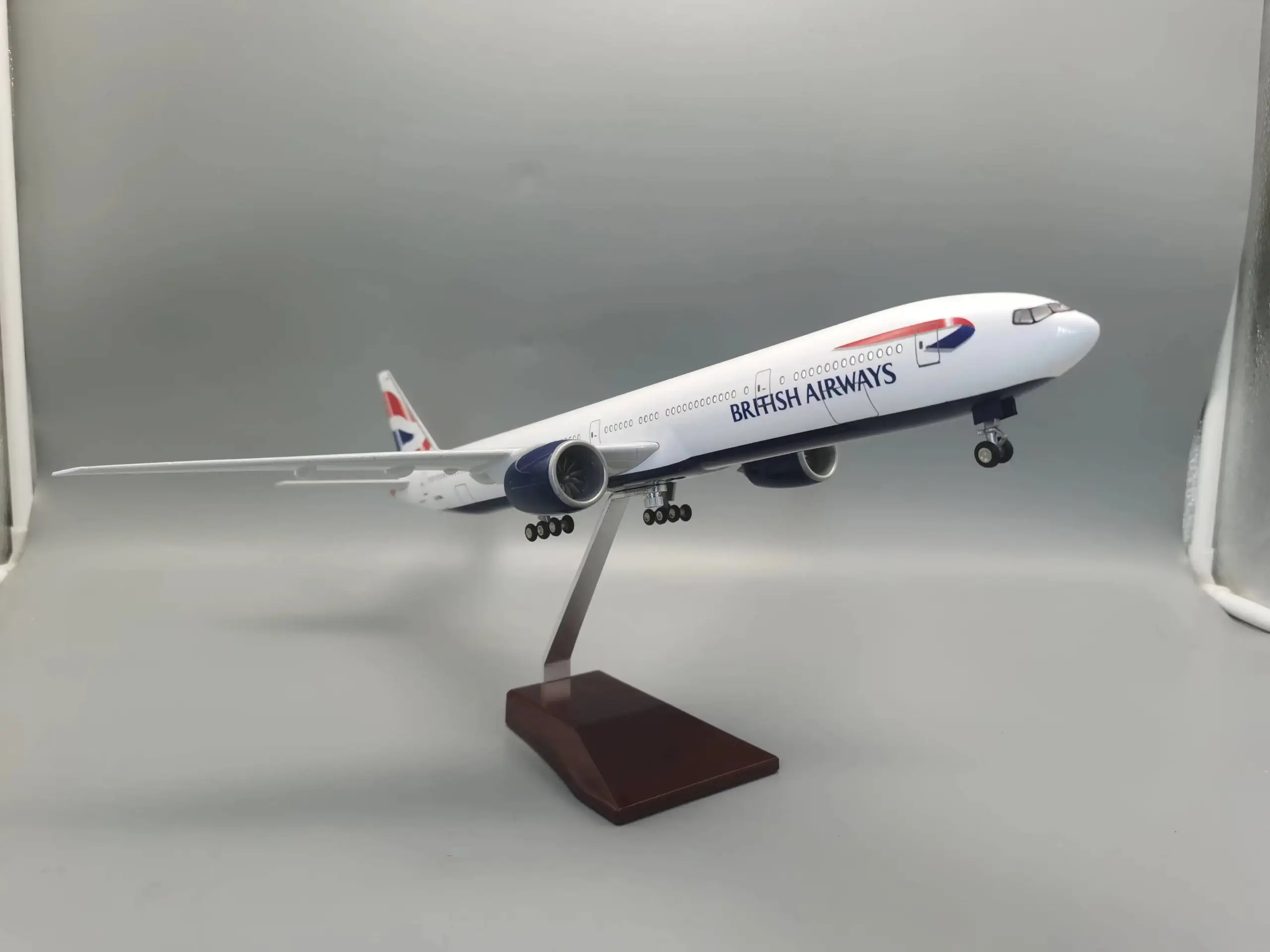 British Airways 47cm Resin Aircraft Model with LED Lighting 6 British Airways 47cm Resin Aircraft Model with LED Lighting - Image 6