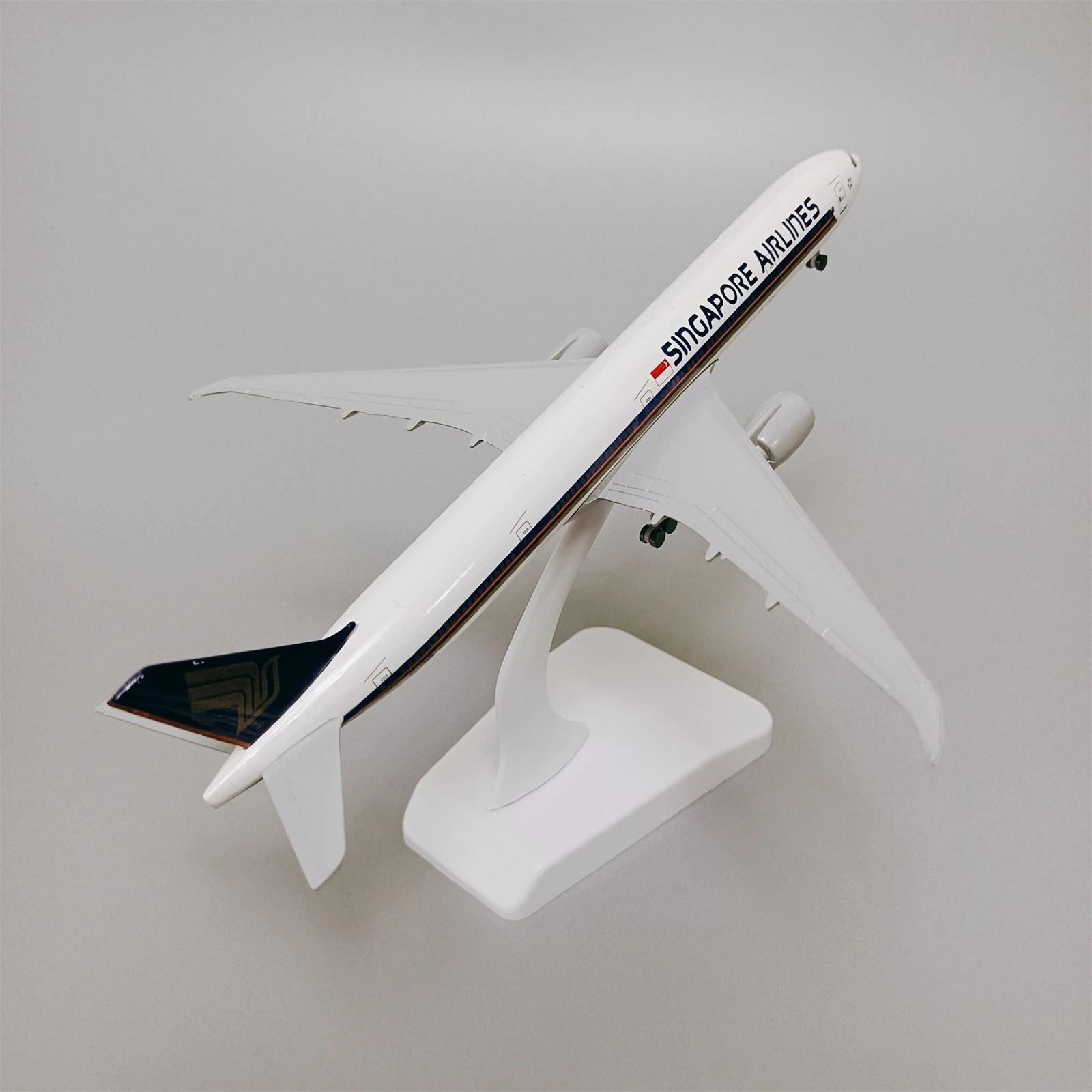 Singapore Airlines B777 Diecast Model 20cm 2 Singapore Airlines B777 Diecast Model 20cm - Image 2