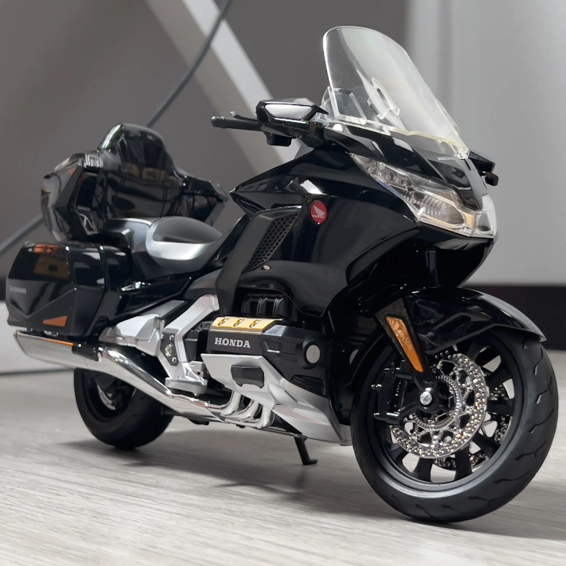 Honda GL1800 Gold Wing Tour 1:9 Diecast Model 4 Honda GL1800 Gold Wing Tour 1:9 Diecast Model - Image 4