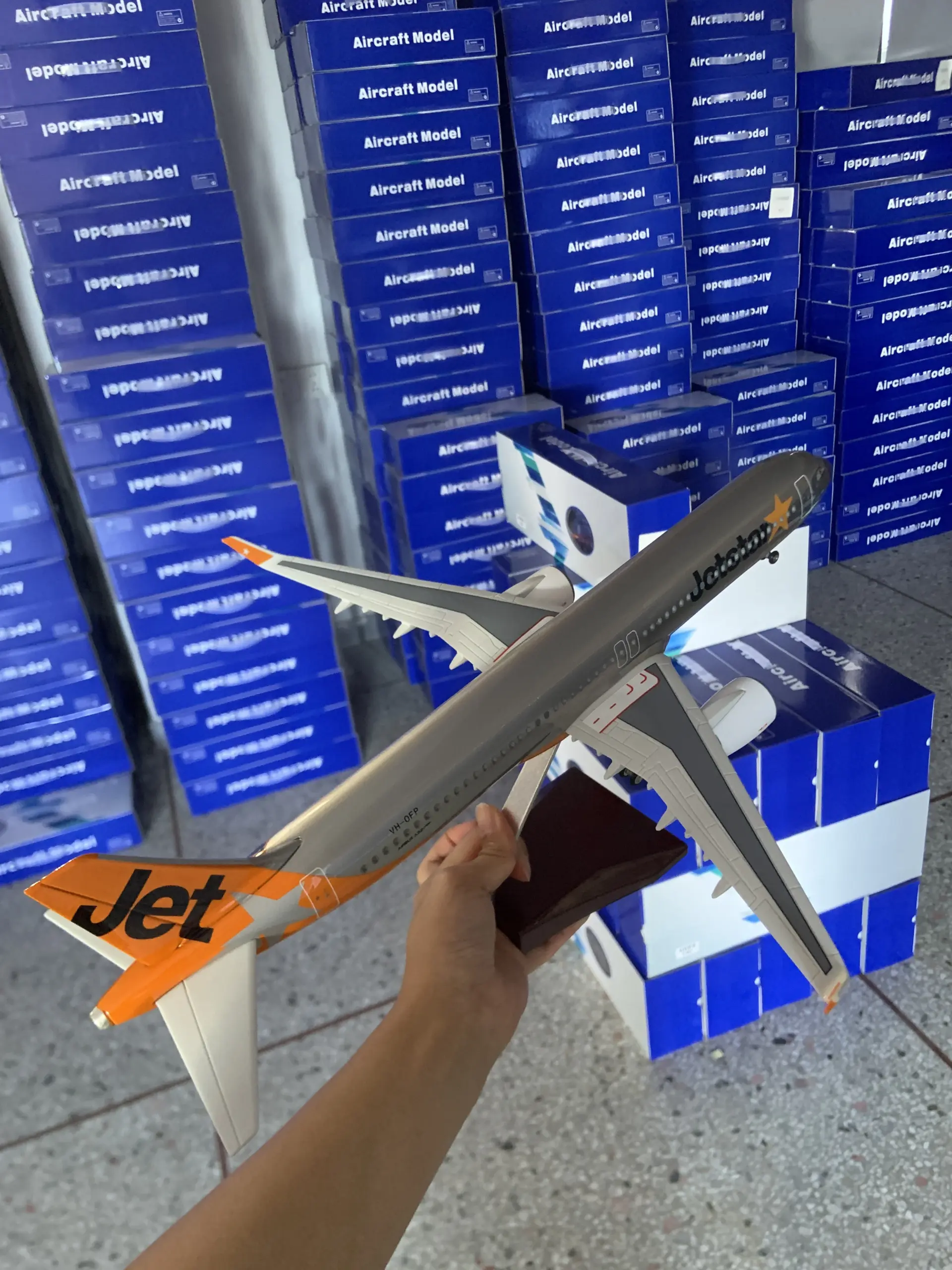 Jetstar Airbus A321 1/100 Scale Model 5 Jetstar Airbus A321 1/100 Scale Model - Image 5