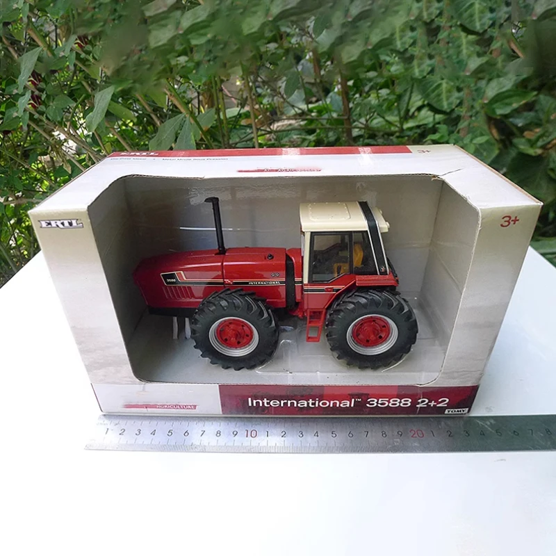 Red 1:32 Scale Tractor Model for Collectors 6 Red 1:32 Scale Tractor Model for Collectors - Image 6