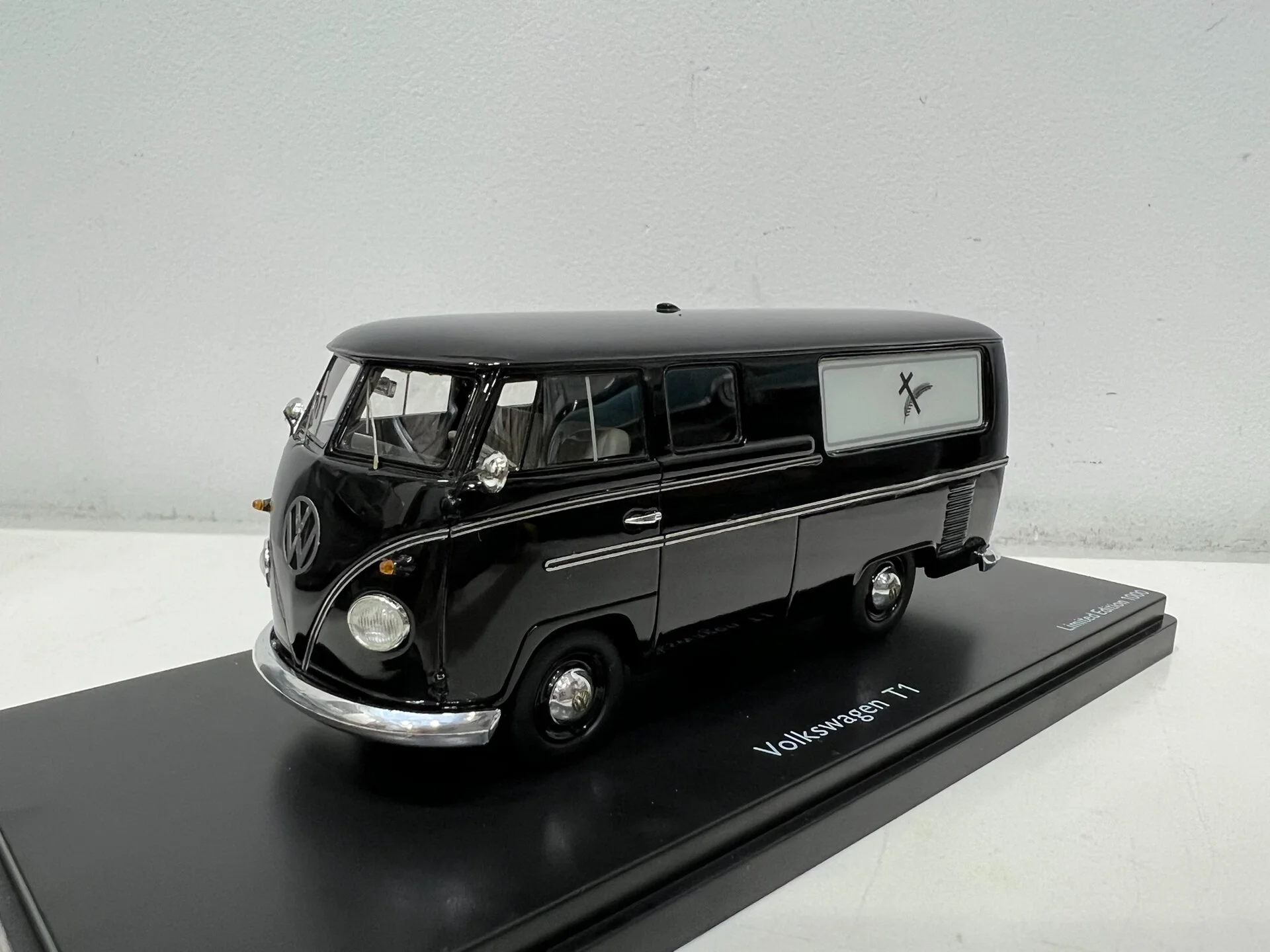 Vintage VW T1 Bus Model 1/43 Resin Collectible 2 Vintage VW T1 Bus Model 1/43 Resin Collectible - Image 2