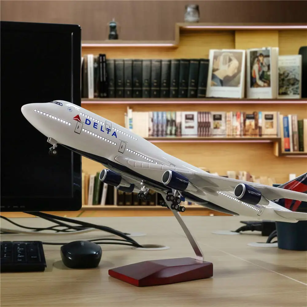 Delta B747 Diecast Model with LED or Non-LED Options 4 Delta B747 Diecast Model with LED or Non-LED Options - Image 4