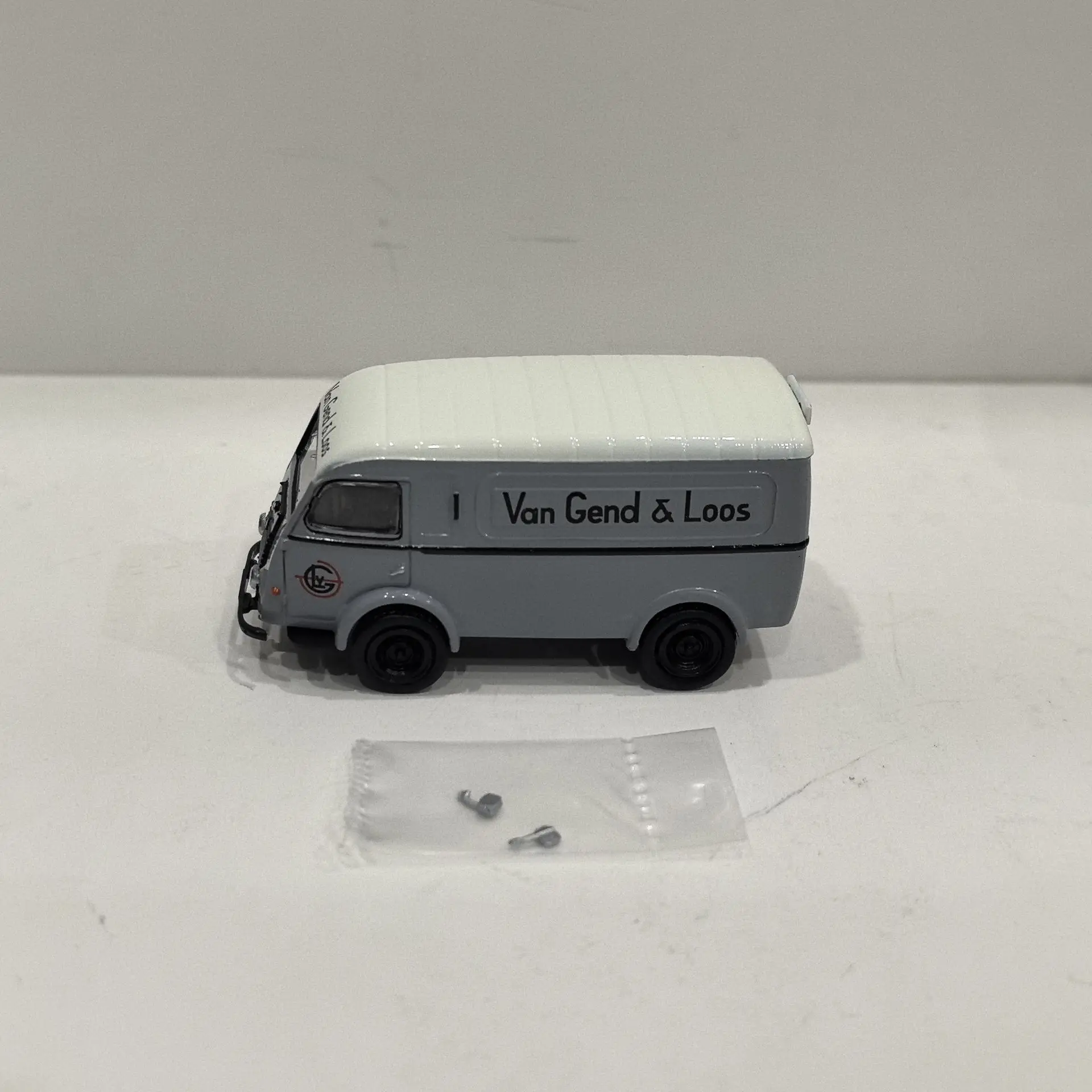 Vintage Renault Van Model 1:87 Scale 9 Vintage Renault Van Model 1:87 Scale - Image 9