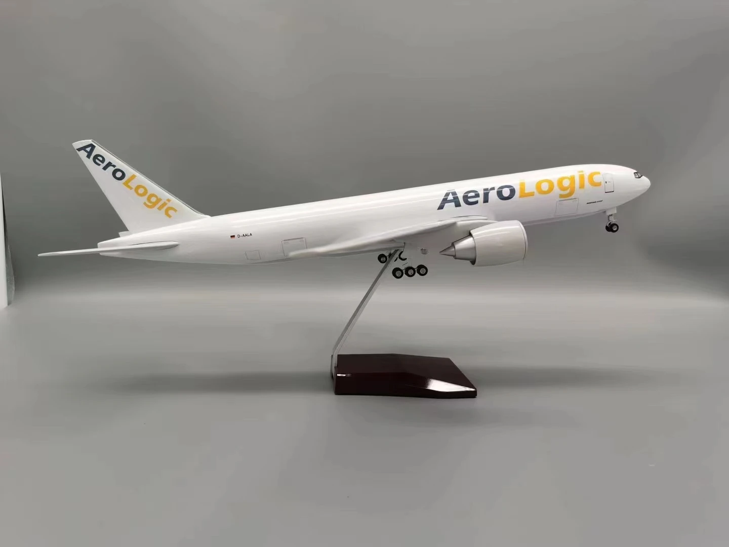Aerologic Boeing B777-200 Model Illusion 1/142 Scale 5 Aerologic Boeing B777-200 Model Illusion 1/142 Scale - Image 5