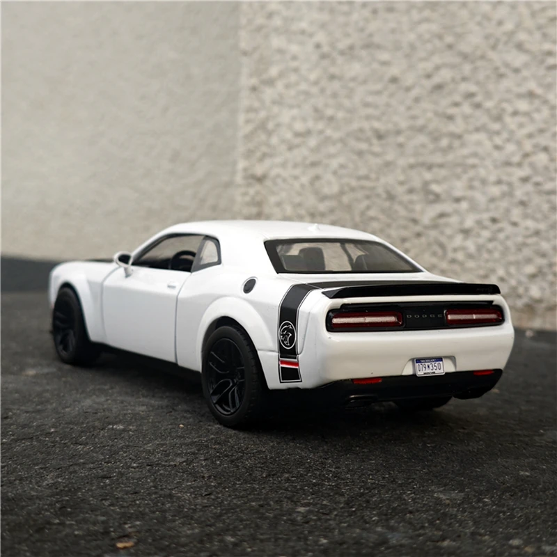 1:24 Dodge Challenger SRT Diecast Model 3 1:24 Dodge Challenger SRT Diecast Model - Image 3