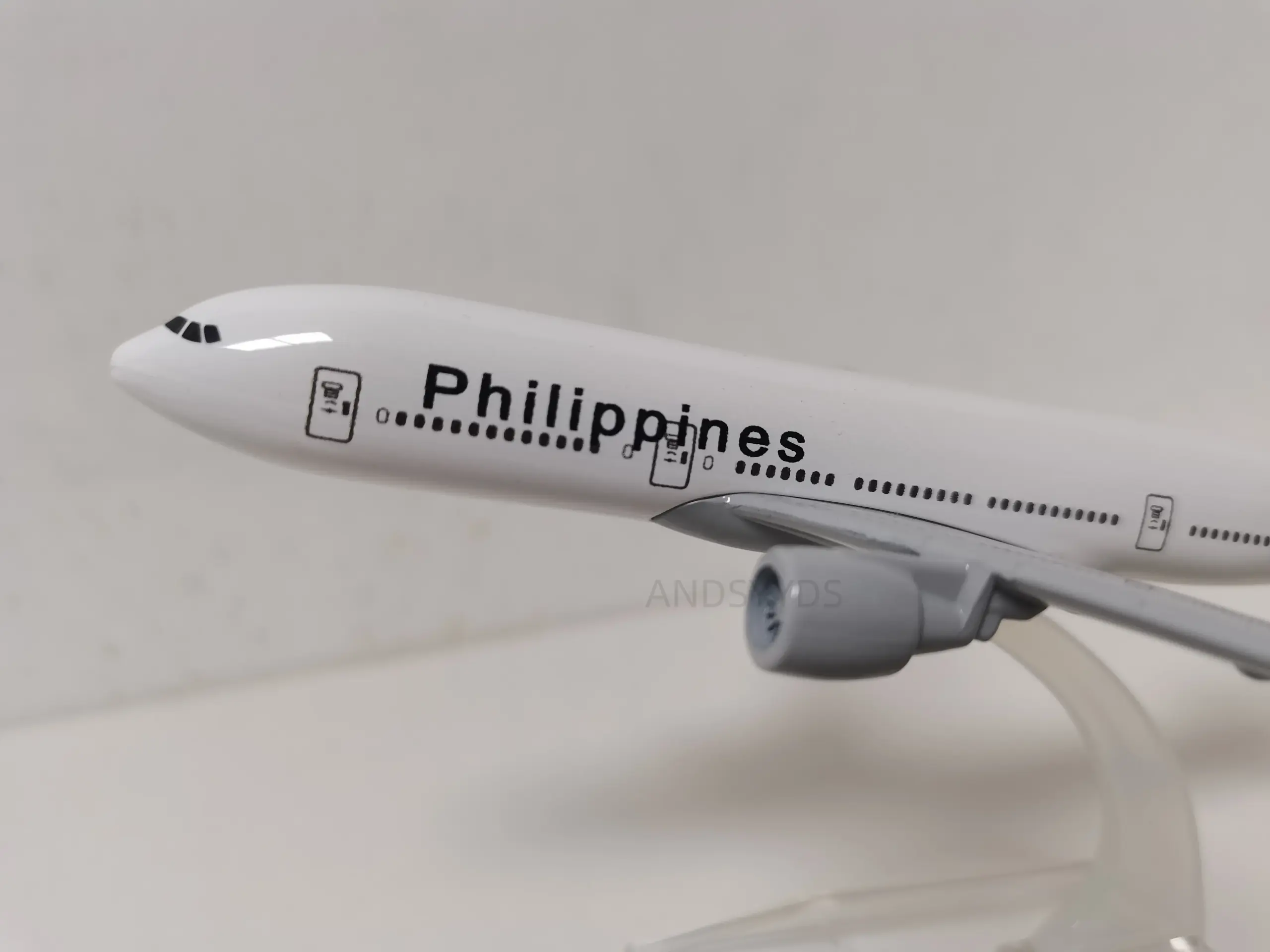 B777 Philippine Airlines Diecast Model 1/400 Scale 6 B777 Philippine Airlines Diecast Model 1/400 Scale - Image 6