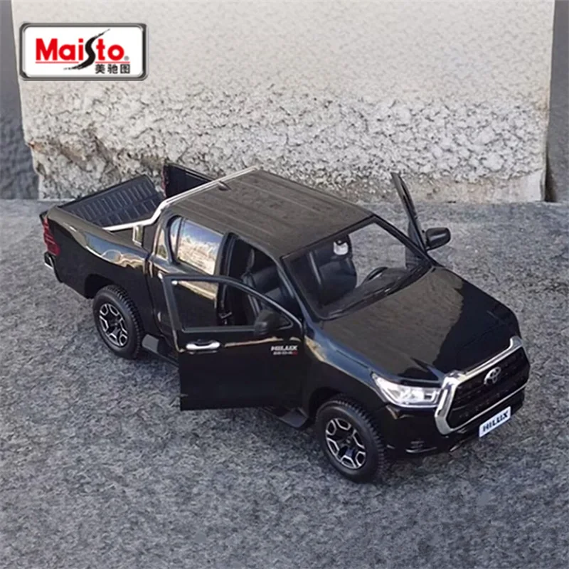 1:27 Scale Toyota Hilux Diecast Model 5 1:27 Scale Toyota Hilux Diecast Model - Image 5