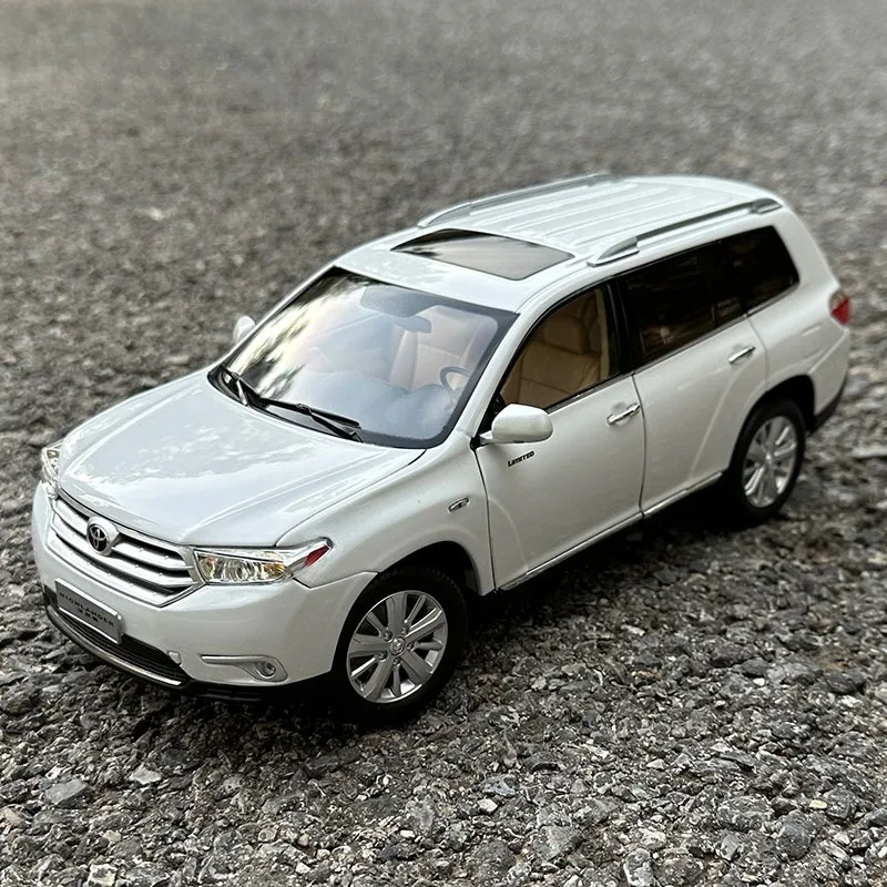 1/18 Scale Toyota Highlander SUV Model in White 5 1/18 Scale Toyota Highlander SUV Model in White - Image 5