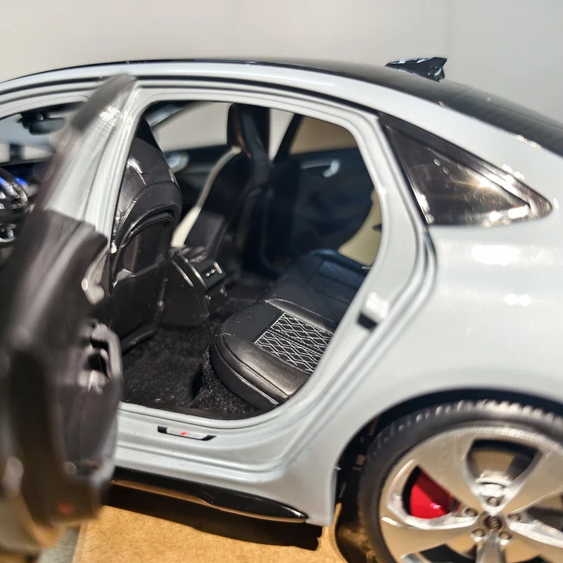 1:18 Alloy A5/A5L 2025 Coupe Model 4 1:18 Alloy A5/A5L 2025 Coupe Model - Image 4