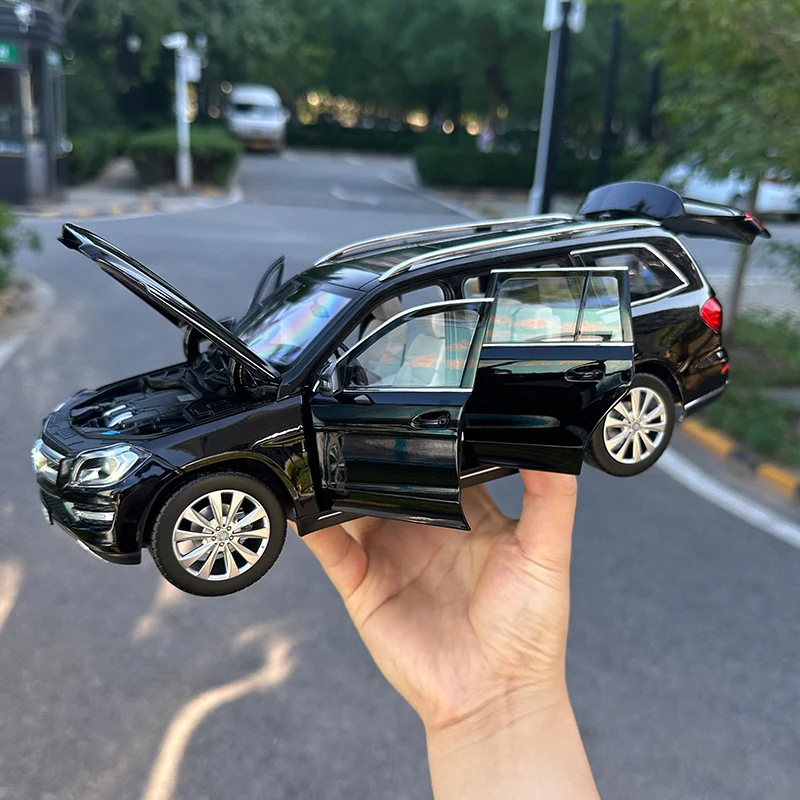 Black Diecast Mercedes-Benz GL500 SUV Model 3 Black Diecast Mercedes-Benz GL500 SUV Model - Image 3