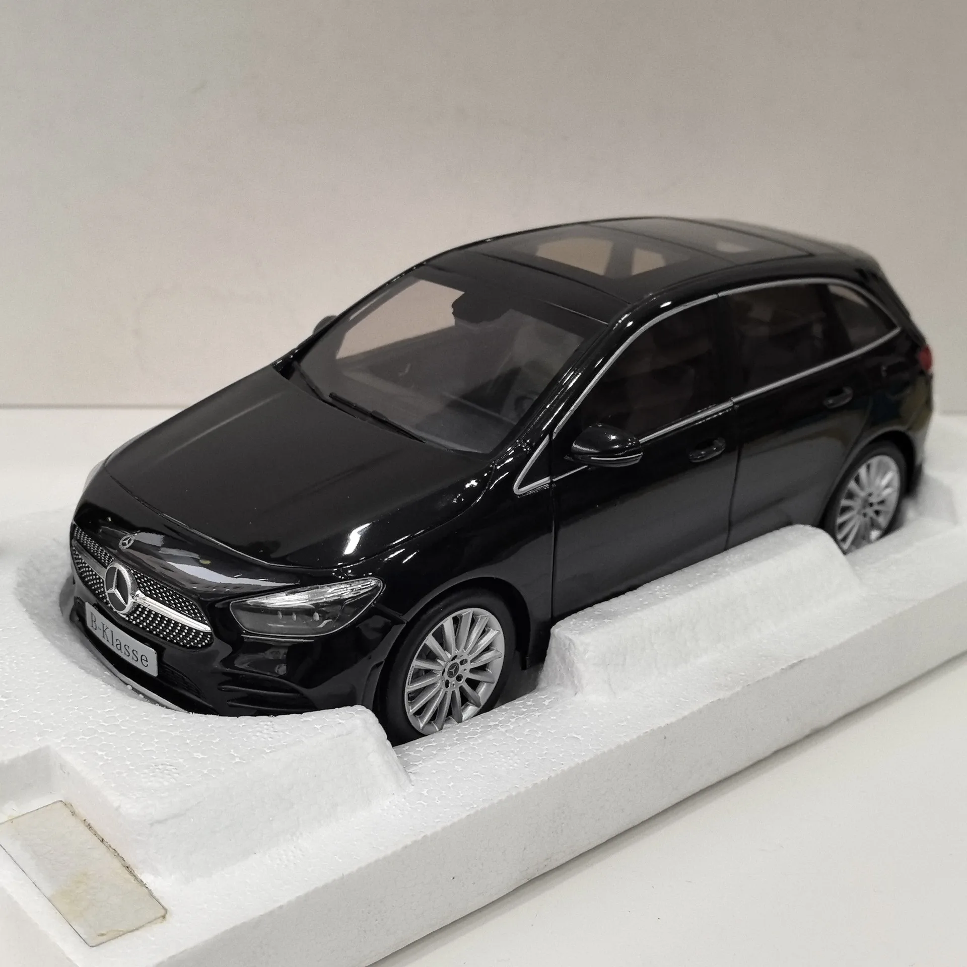 Mercedes-Benz B-Class 1:18 Model in Black 3 Mercedes-Benz B-Class 1:18 Model in Black - Image 3