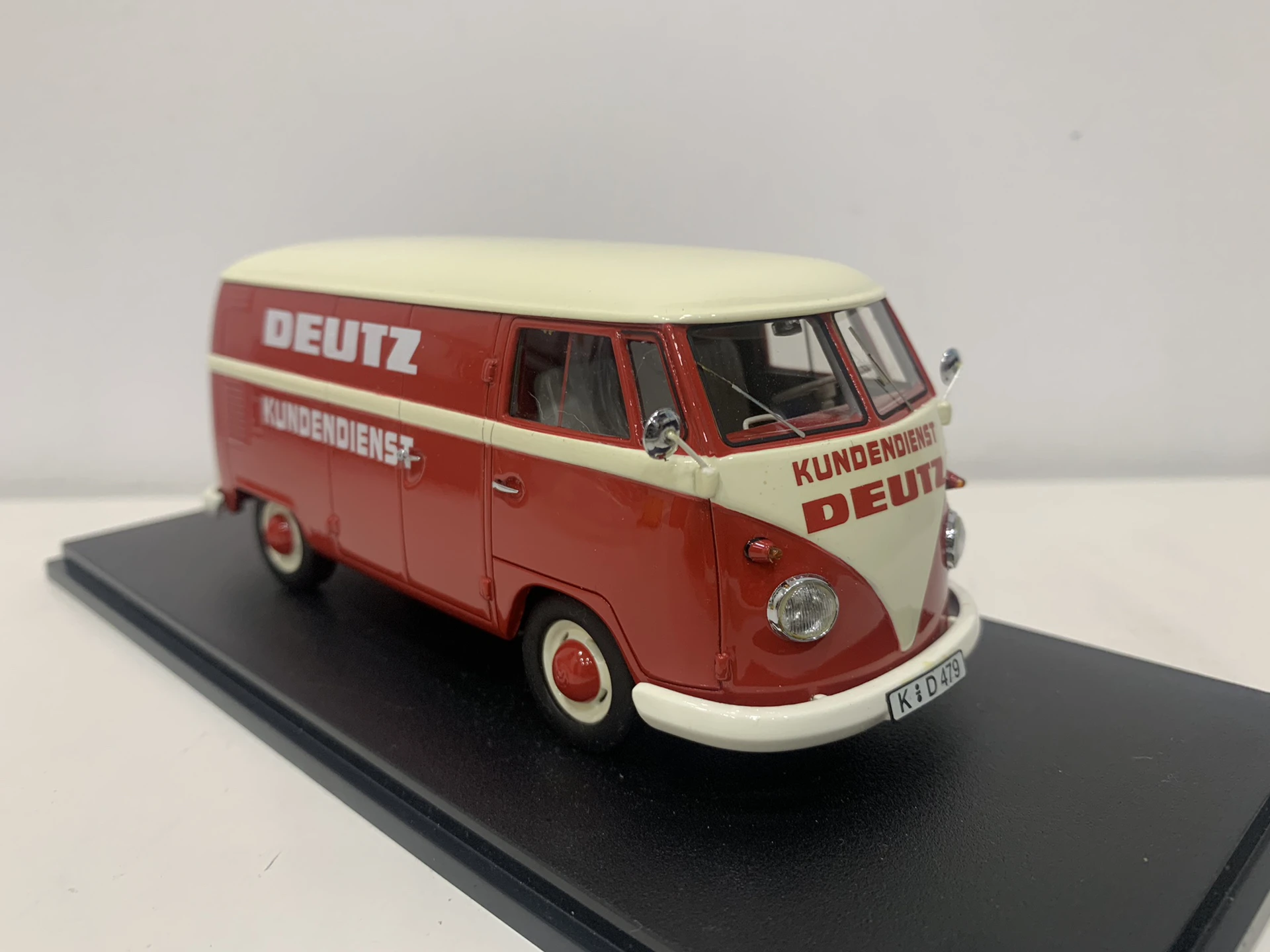 Red Volkswagen T1 Diecast Model 1:32 Scale 4 Red Volkswagen T1 Diecast Model 1:32 Scale - Image 4