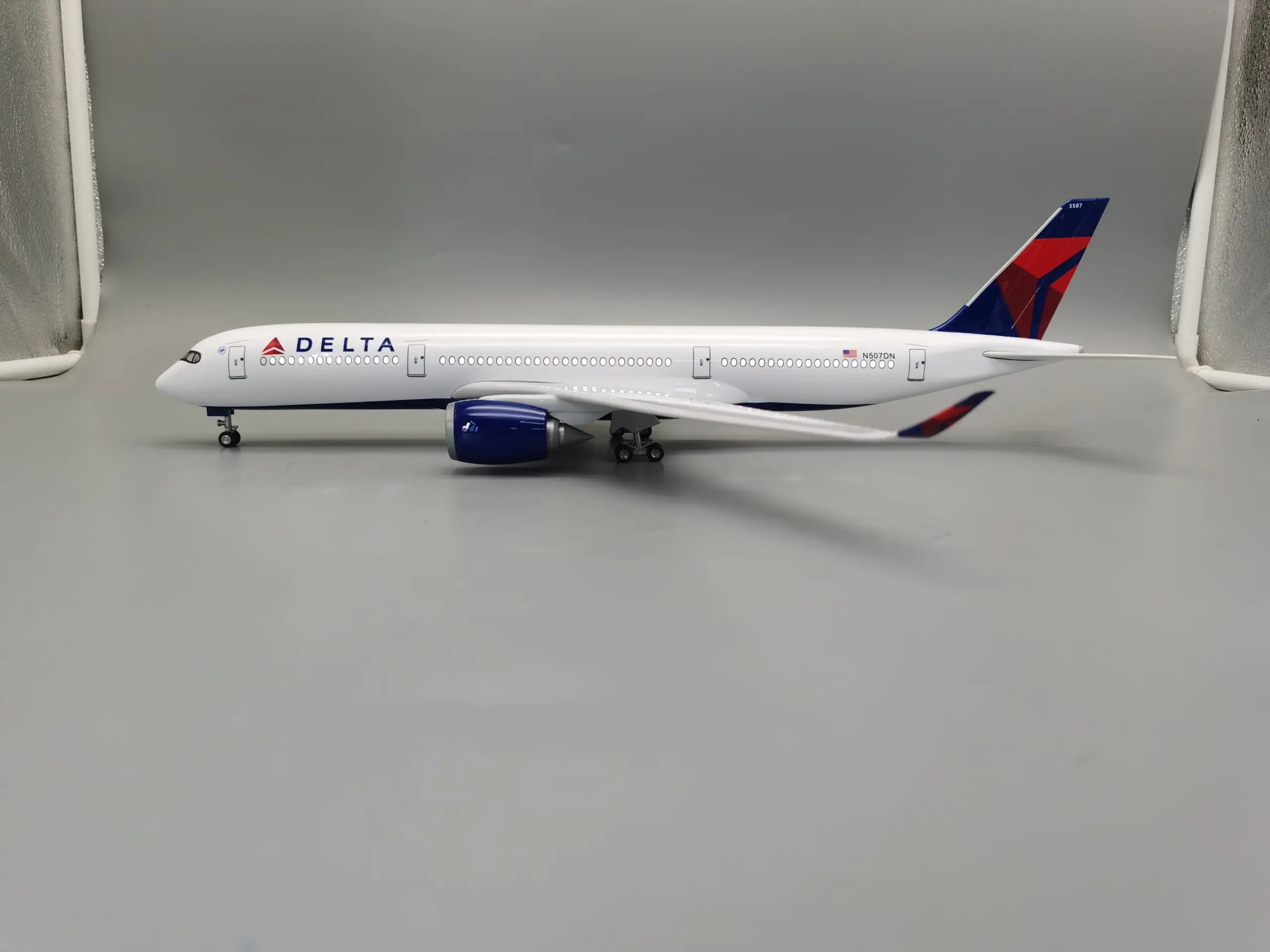Delta Airbus A350 Model 1/142 Scale with LED Lights 4 Delta Airbus A350 Model 1/142 Scale with LED Lights - Image 4