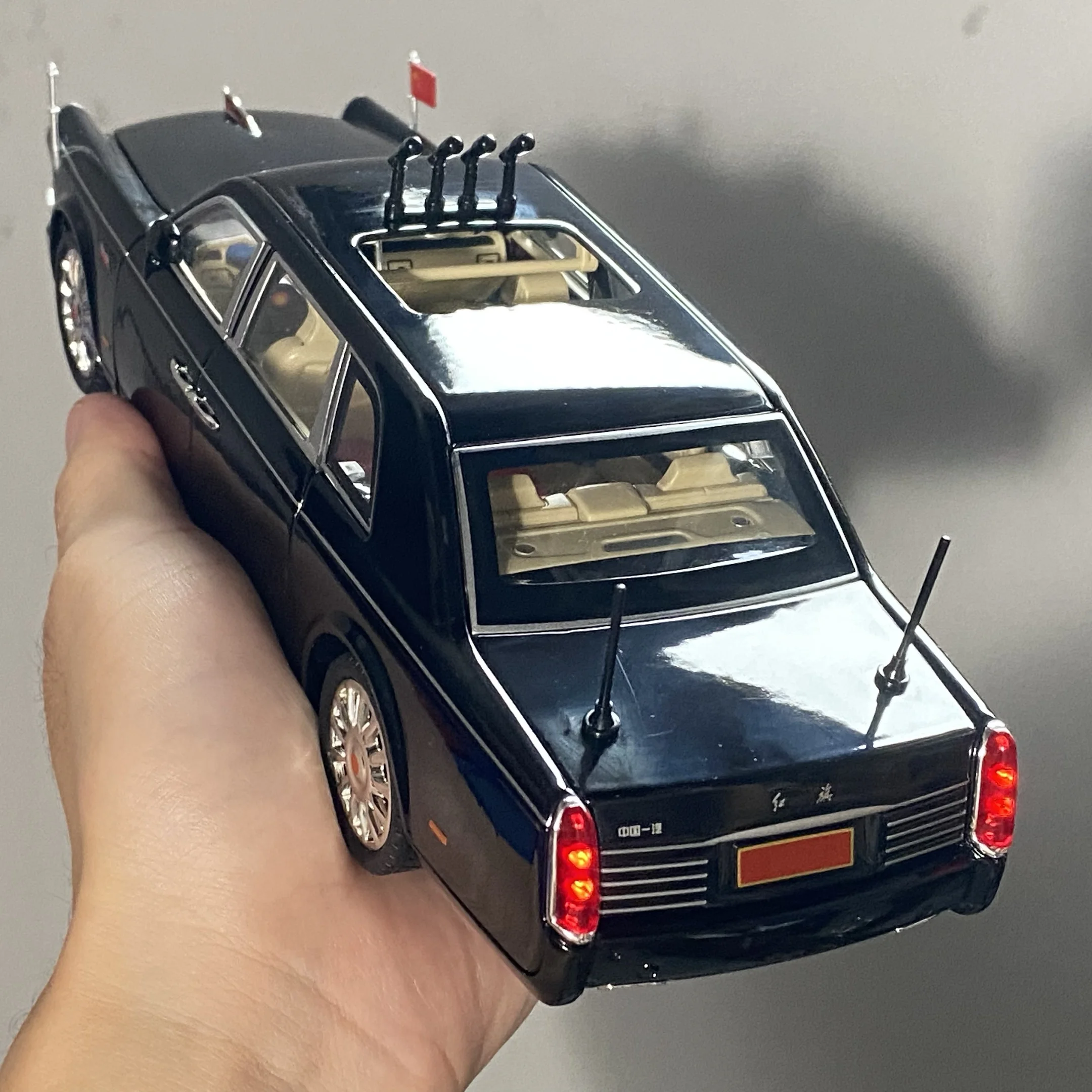 1:24 Scale Luxury Diecast Car Model 6 1:24 Scale Luxury Diecast Car Model - Image 6