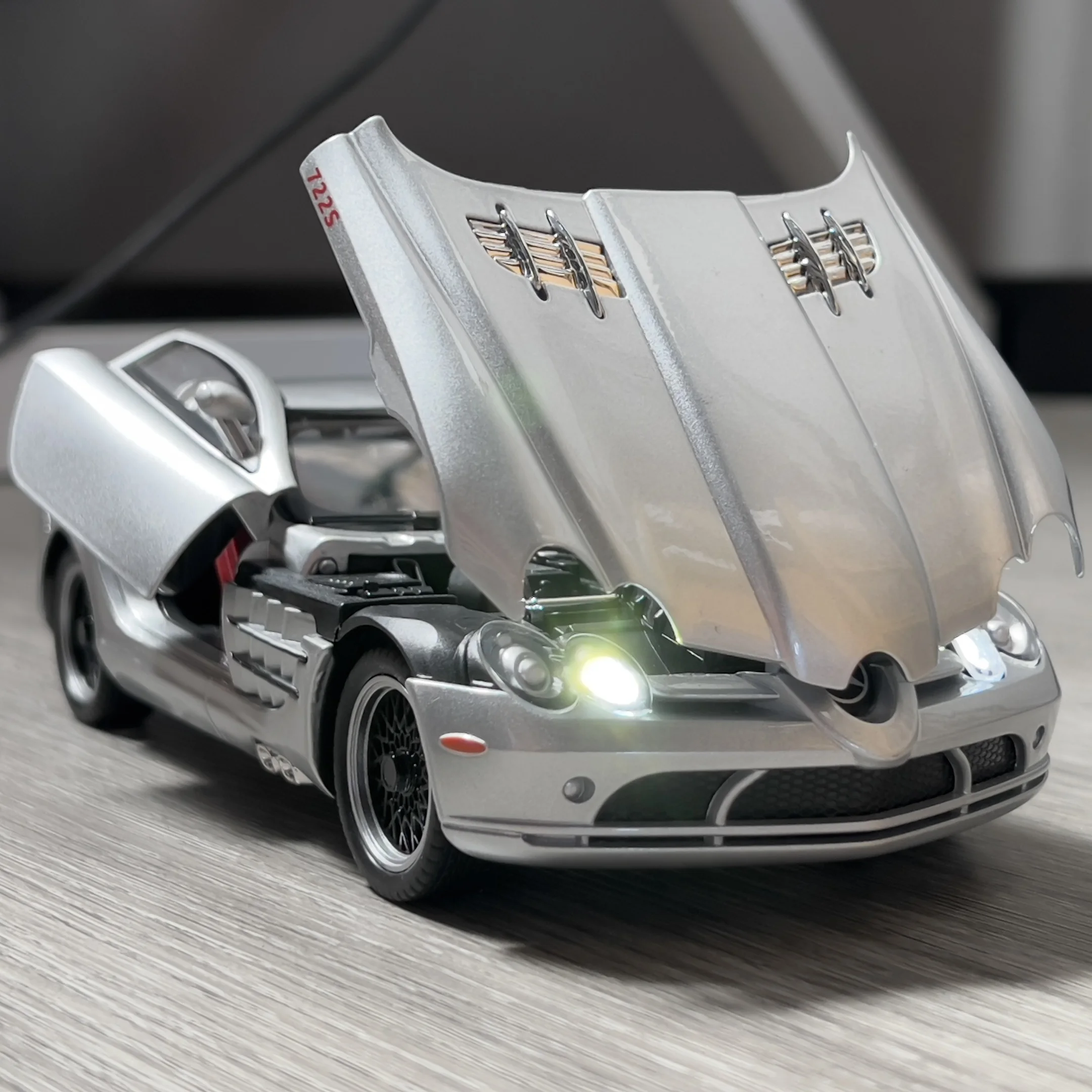 Mercedes-Benz SLR McLaren 722 S Roadster Diecast Model 2 Mercedes-Benz SLR McLaren 722 S Roadster Diecast Model - Image 2