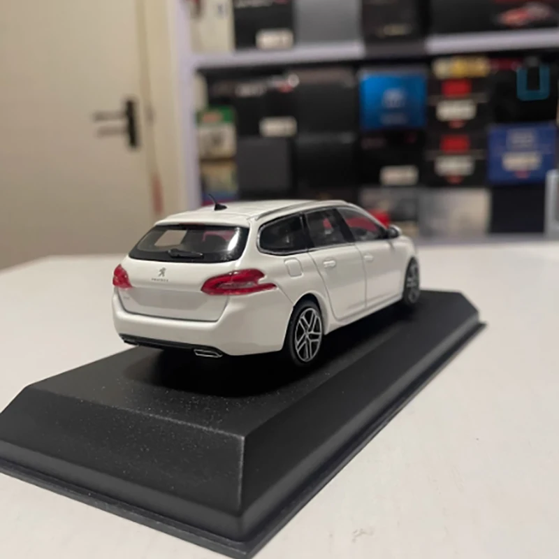 Peugeot 308 SW 1:43 Diecast Model in Silver 4 Peugeot 308 SW 1:43 Diecast Model in Silver - Image 4