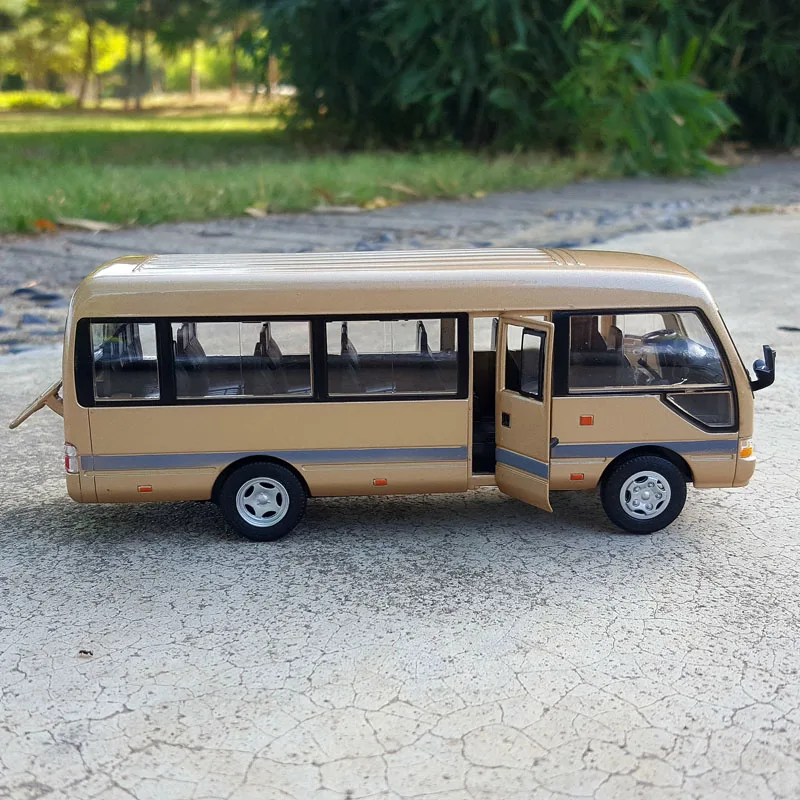 1:32 Diecast Bus Model with Light & Sound 3 1:32 Diecast Bus Model with Light & Sound - Image 3