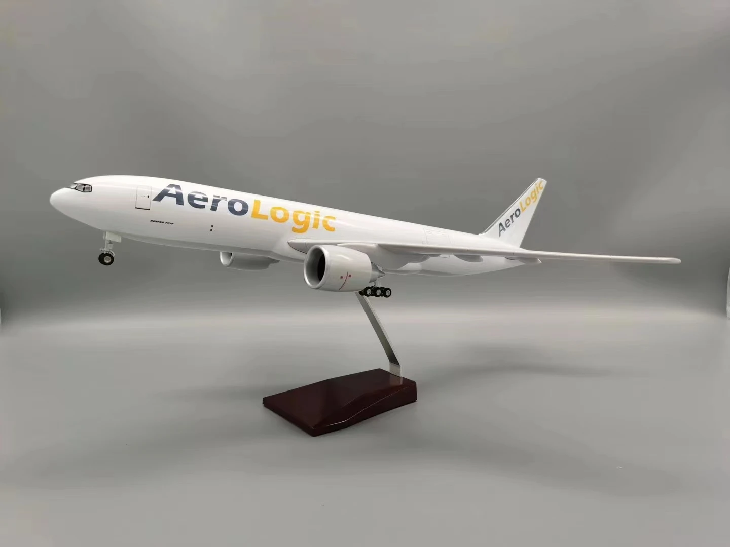Aerologic Boeing B777-200 Model Illusion 1/142 Scale 6 Aerologic Boeing B777-200 Model Illusion 1/142 Scale - Image 6