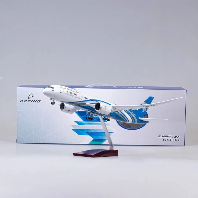 Oman Air Boeing 787 1/130 Scale Model 2 Oman Air Boeing 787 1/130 Scale Model - Image 2