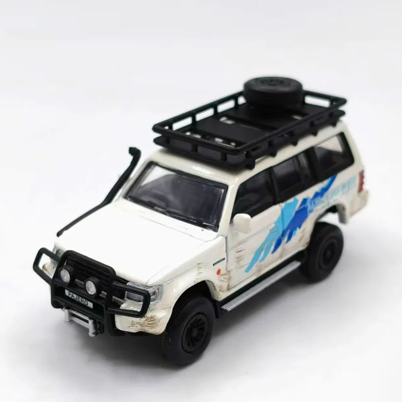 1/64 Scale Mitsubishi Pajero Diecast Model 4 1/64 Scale Mitsubishi Pajero Diecast Model - Image 4