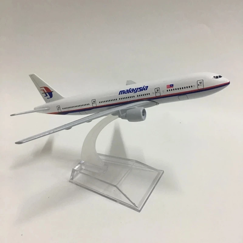 Malaysia Airlines Boeing 777 Model 1/400 Scale 3 Malaysia Airlines Boeing 777 Model 1/400 Scale - Image 3