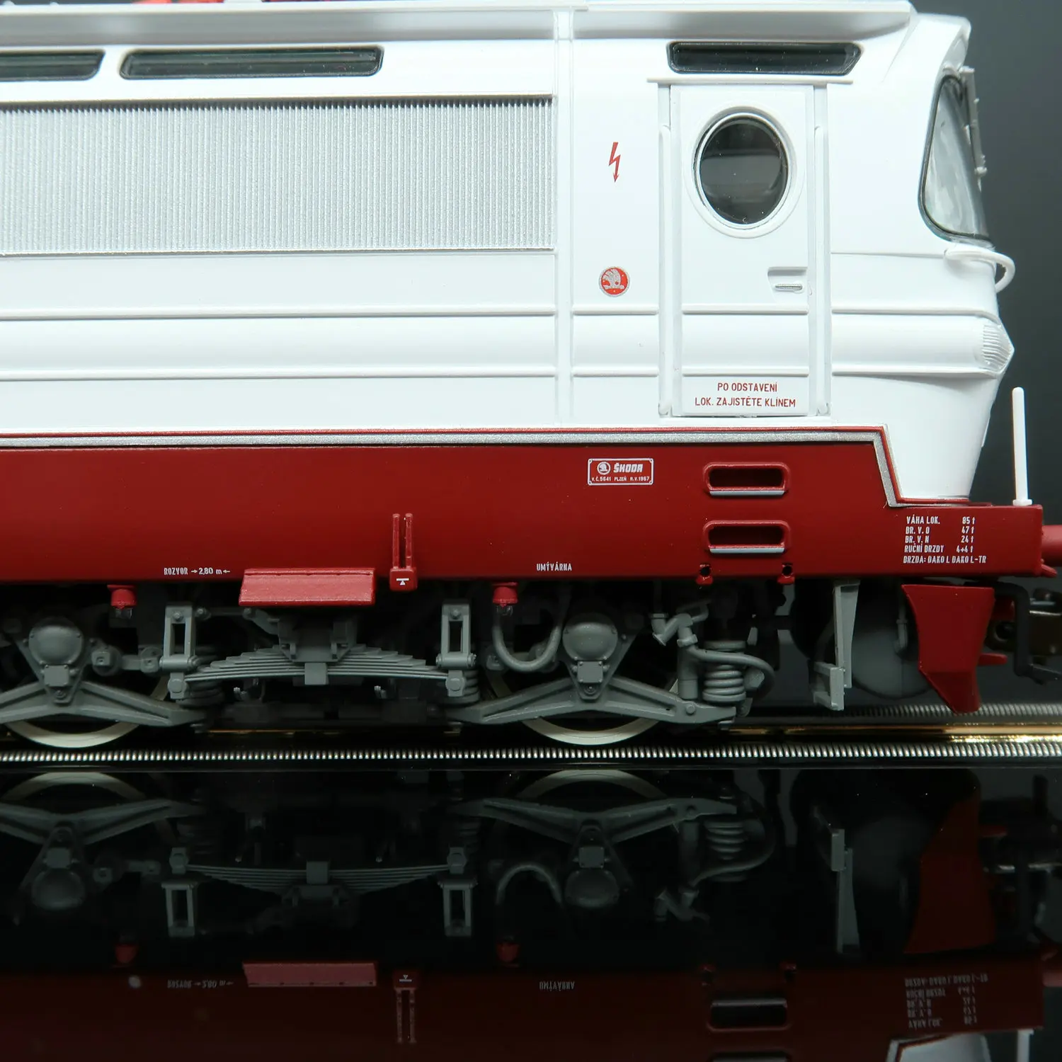 Czech CSD HO Train Model in Red and White 3 Czech CSD HO Train Model in Red and White - Image 3