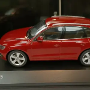 Vibrant Red 1:43 Scale Q5 TFSI Diecast Model 5 Sf4e1af51fea14a08af62b2da5d214162z