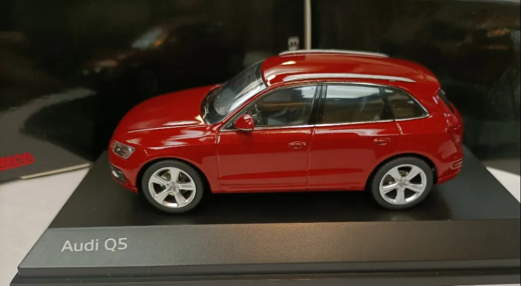 Vibrant Red 1:43 Scale Q5 TFSI Diecast Model 2 Vibrant Red 1:43 Scale Q5 TFSI Diecast Model - Image 2