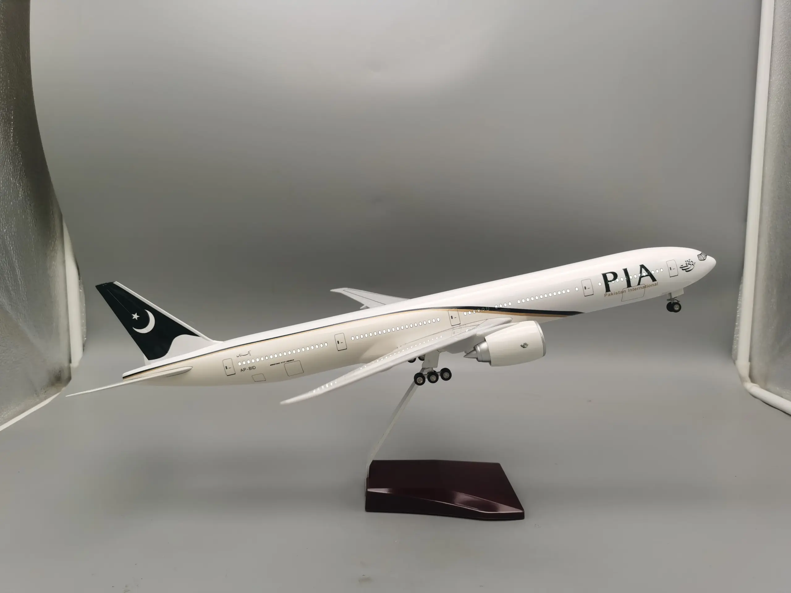 Pakistan Airlines B777 Model Display 47cm 4 Pakistan Airlines B777 Model Display 47cm - Image 4