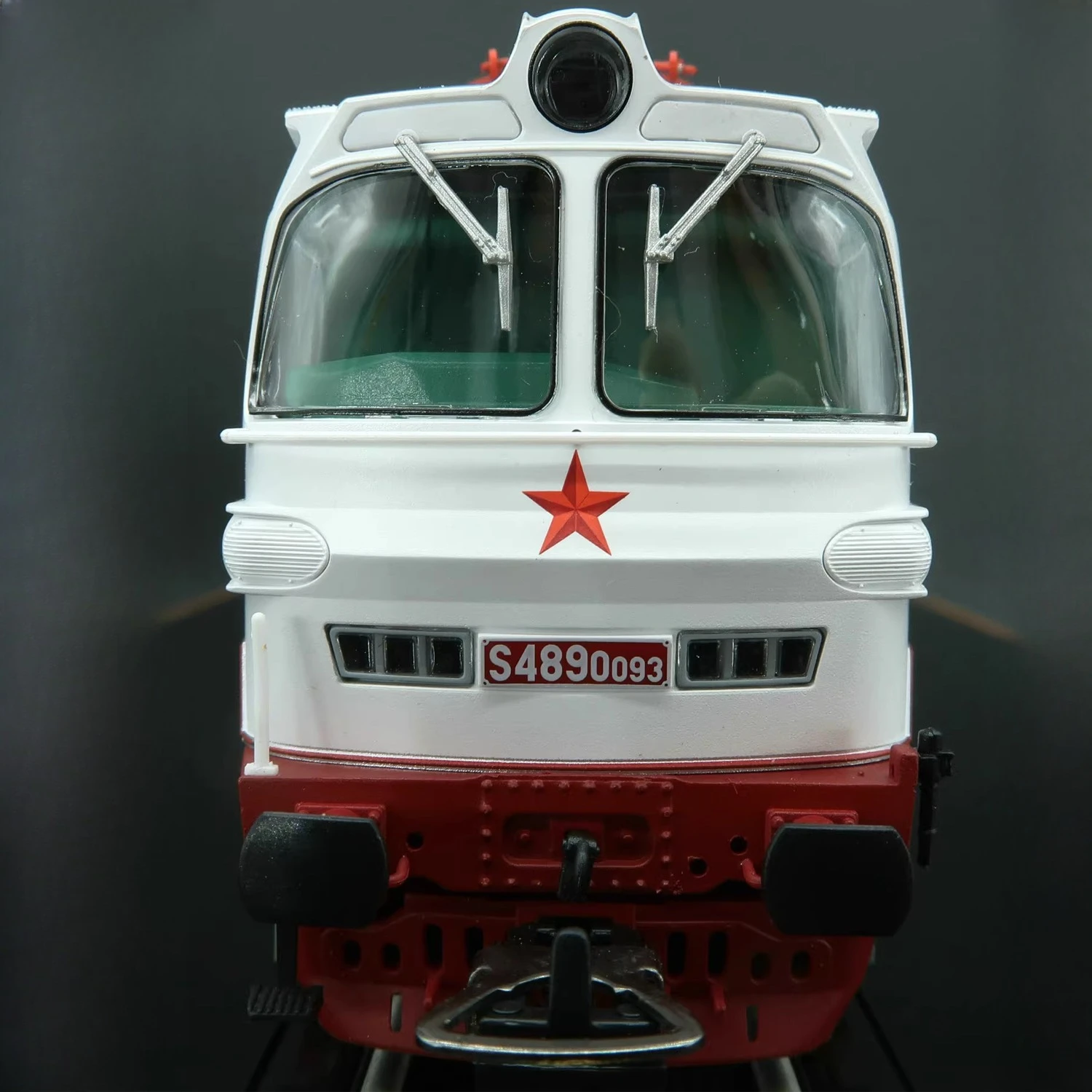 Czech CSD HO Train Model in Red and White 2 Czech CSD HO Train Model in Red and White - Image 2