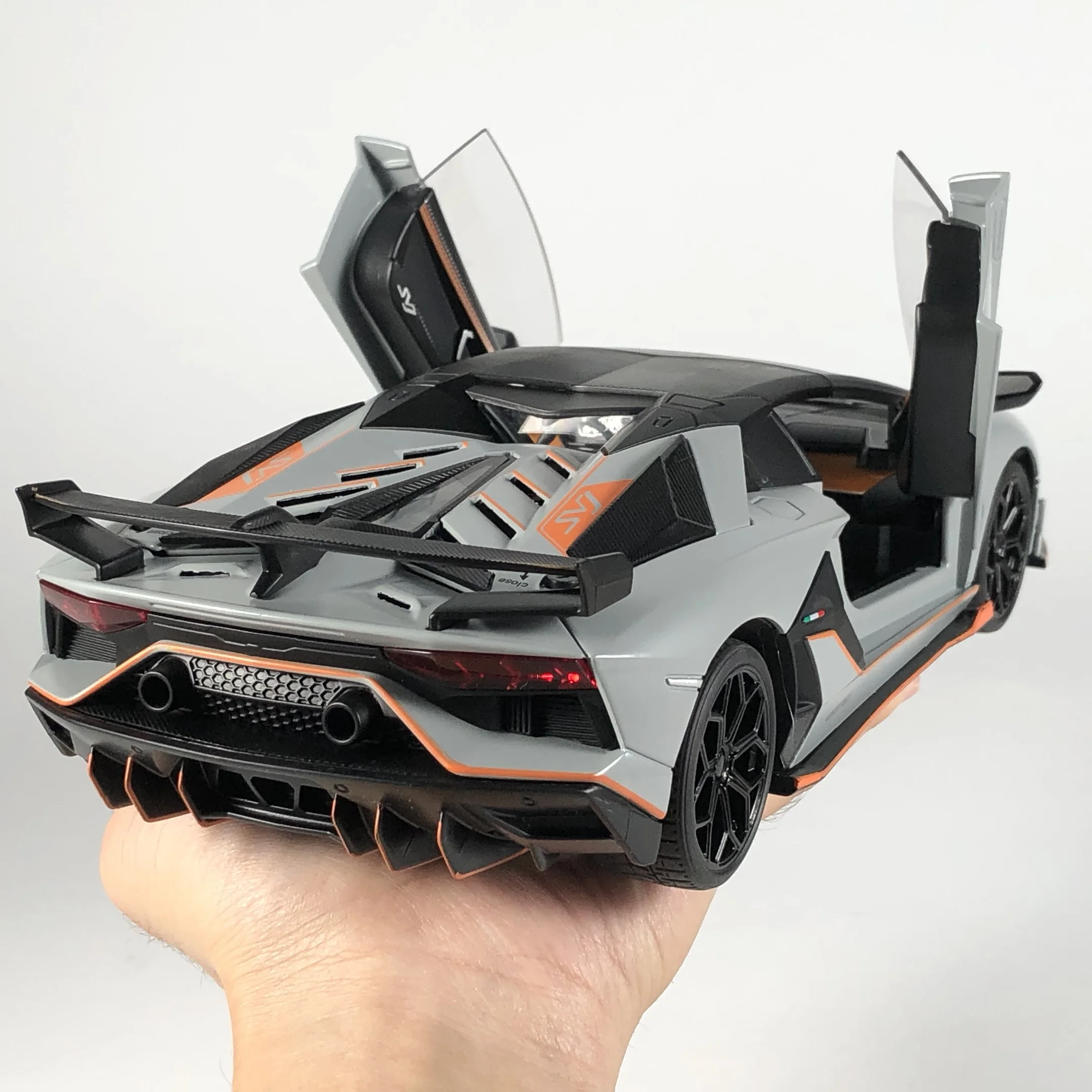 Green Lamborghini Aventador SVJ 1:18 Diecast Model 5 Green Lamborghini Aventador SVJ 1:18 Diecast Model - Image 5