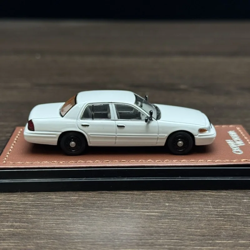 Ford Crown Victoria P71 1/64 Scale Diecast Model 6 Ford Crown Victoria P71 1/64 Scale Diecast Model - Image 6