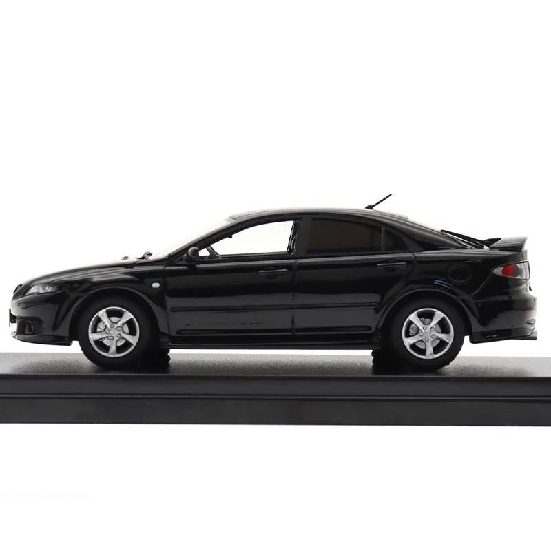 1:43 Resin Model Car in Black, Red, White 4 1:43 Resin Model Car in Black, Red, White - Image 4