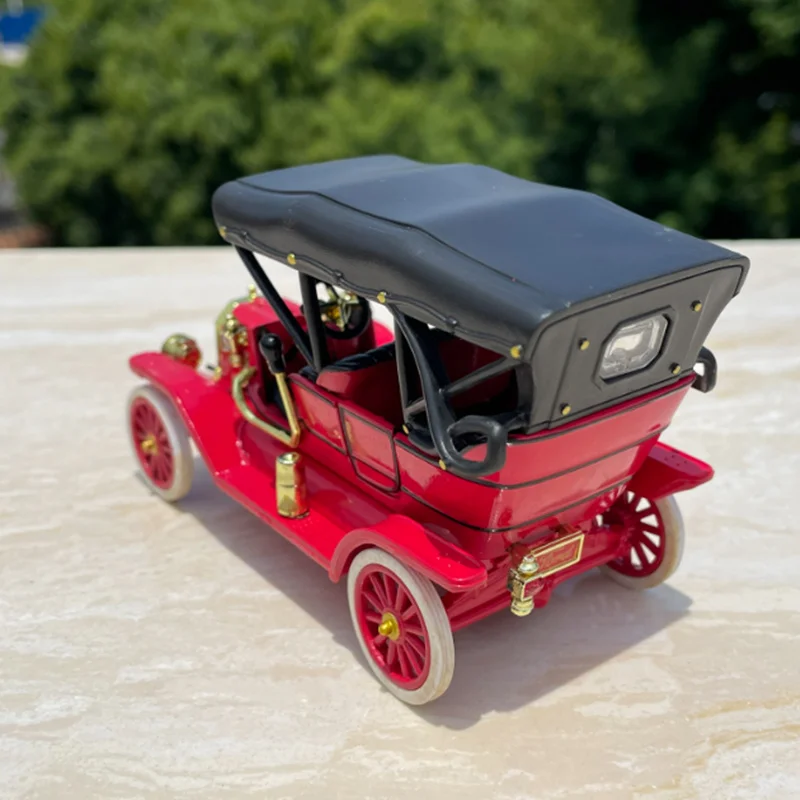 Vintage Red 1:32 Alloy Car Model for Collectors 6 Vintage Red 1:32 Alloy Car Model for Collectors - Image 6