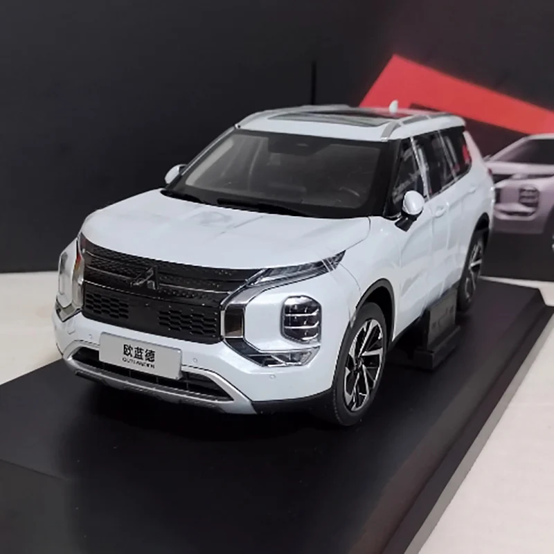 2023 Outland White Alloy Car Model 1:18 Scale 2 2023 Outland White Alloy Car Model 1:18 Scale - Image 2