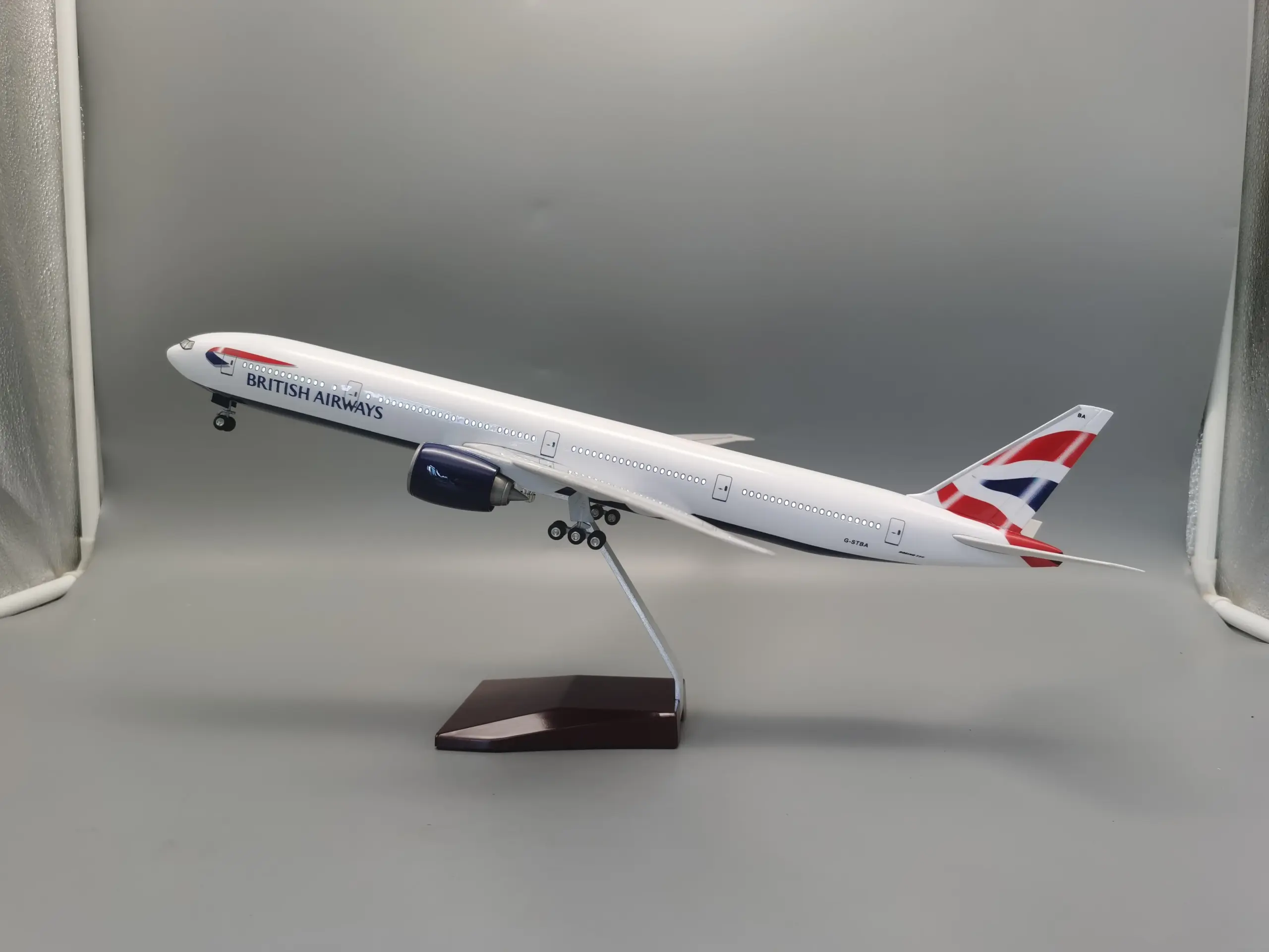 British Airways 47cm Resin Aircraft Model with LED Lighting 2 British Airways 47cm Resin Aircraft Model with LED Lighting - Image 2