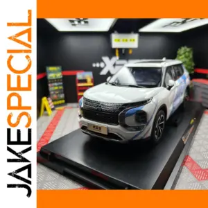 White 1:18 Mitsubishi Outlander Diecast Model