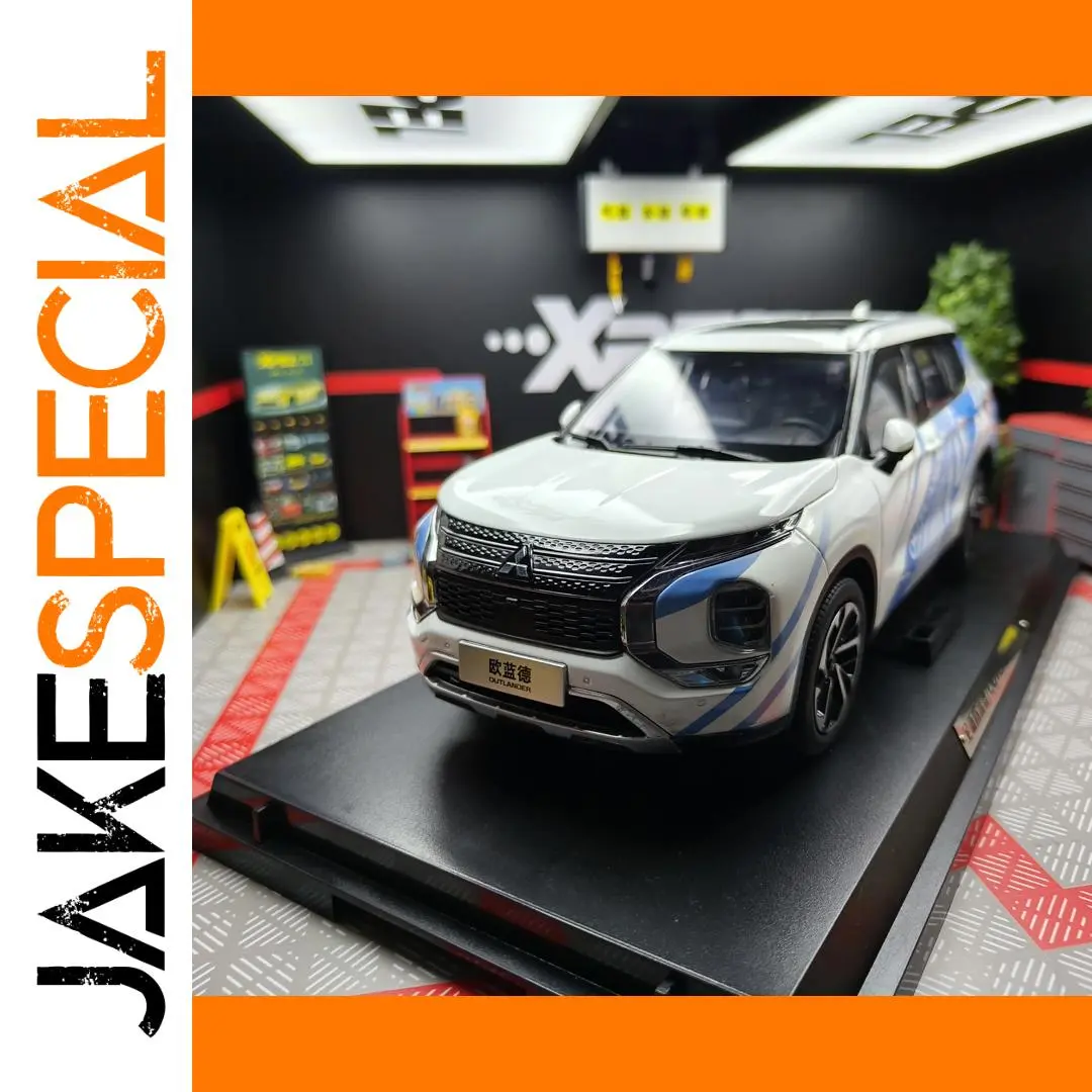 White 1:18 Mitsubishi Outlander Diecast Model 1 White 1:18 Mitsubishi Outlander Diecast Model