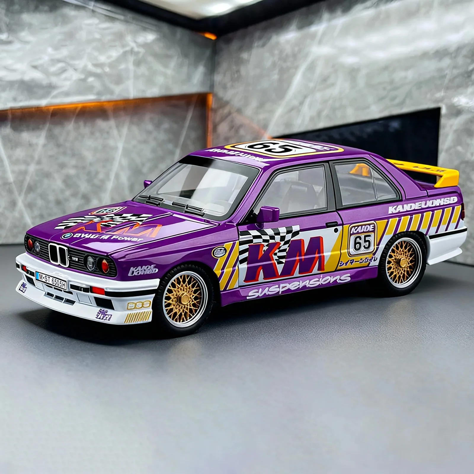 BMW M3 1:24 Diecast Model with Lights 3 BMW M3 1:24 Diecast Model with Lights - Image 3