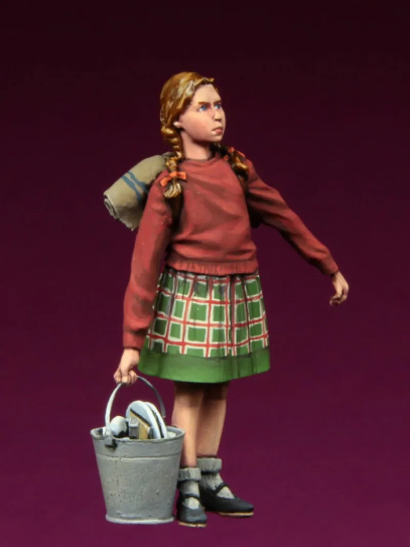 1/35 Scale Refugee Girl Figurine Kit 2 1/35 Scale Refugee Girl Figurine Kit - Image 2
