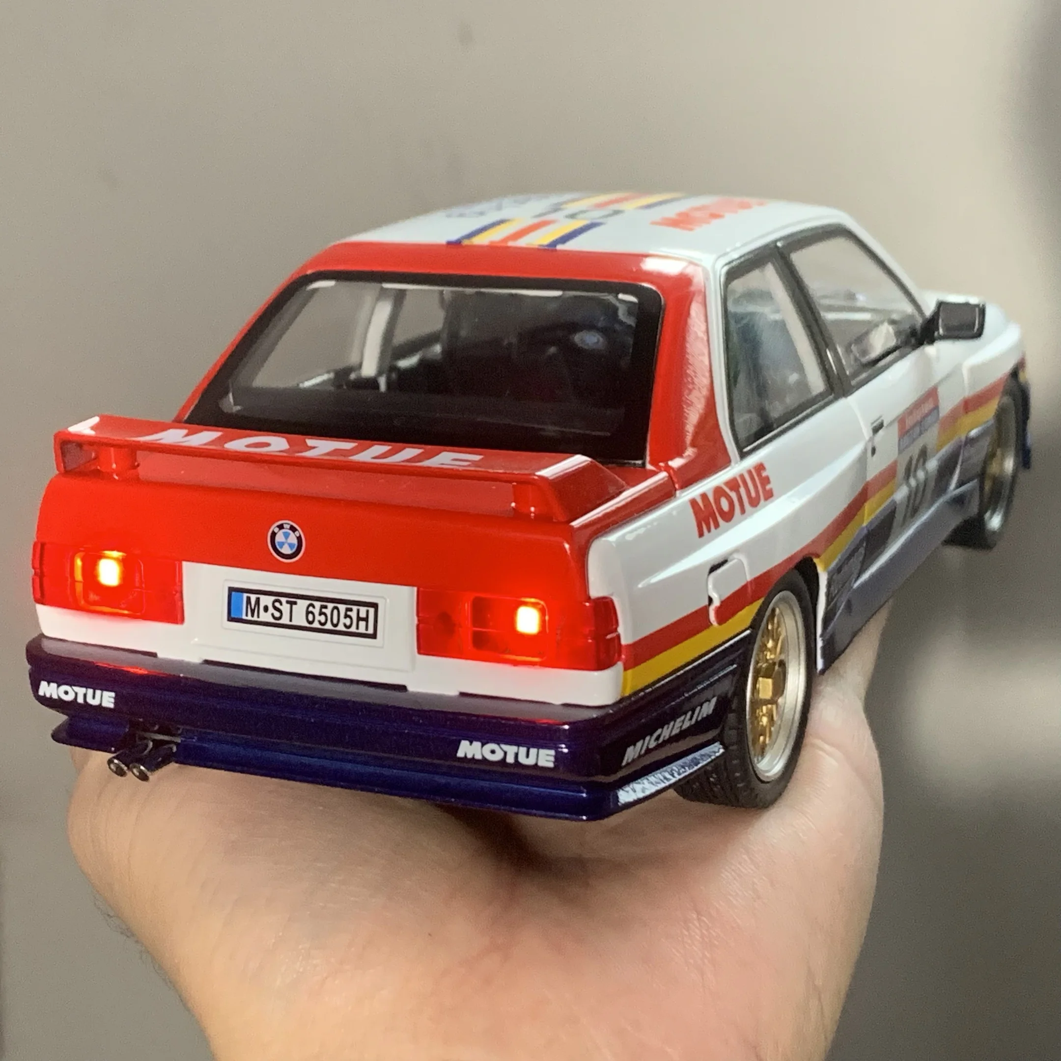 BMW M3 1:24 Diecast Model with Lights 2 BMW M3 1:24 Diecast Model with Lights - Image 2