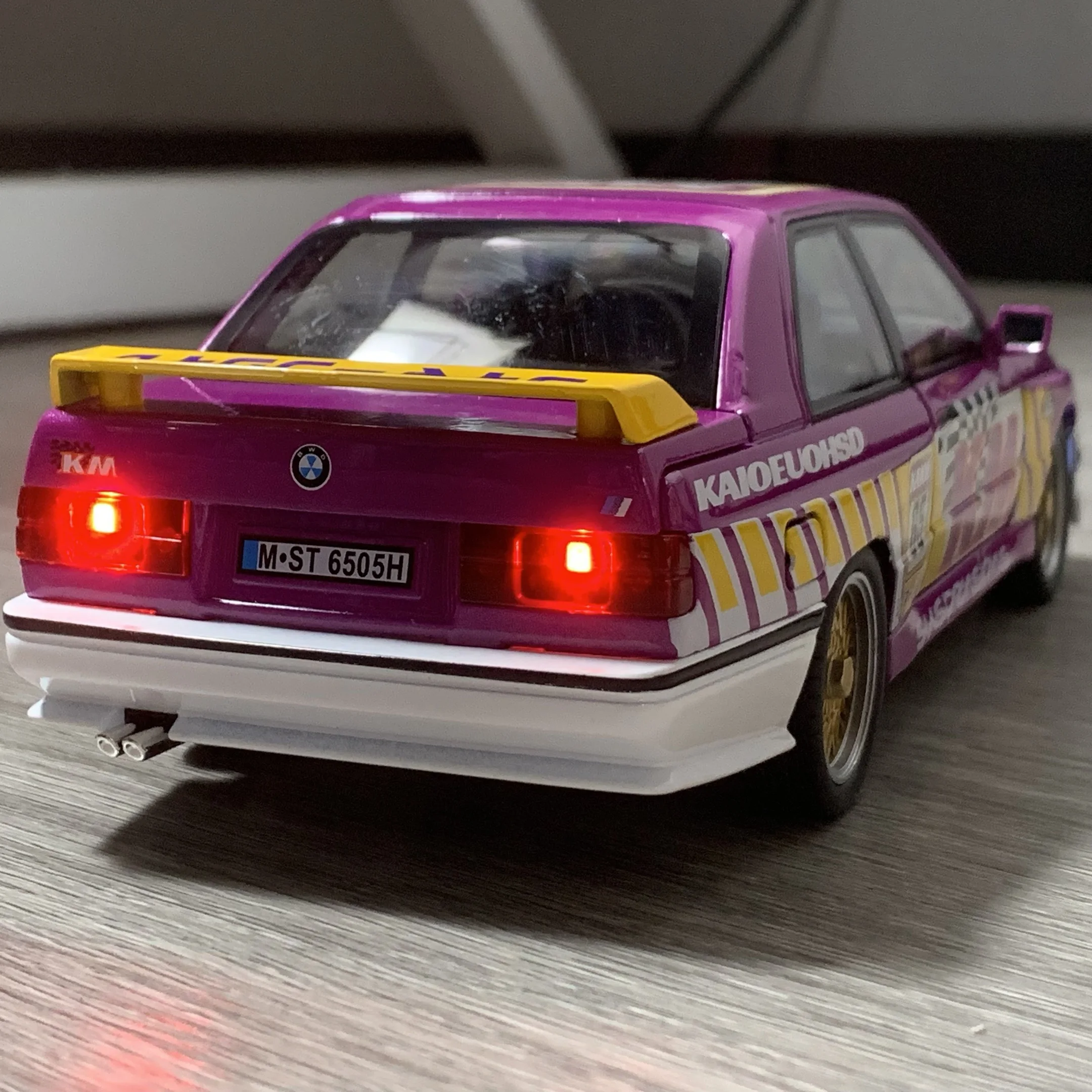 BMW M3 1:24 Diecast Model with Lights 4 BMW M3 1:24 Diecast Model with Lights - Image 4