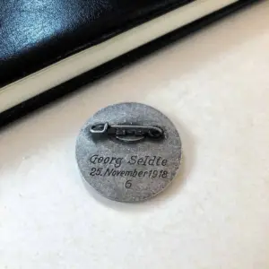 1918 German Veteran Badge Replica with Case 9 S9eda74e236ad417aa87f882a8e5beceeC