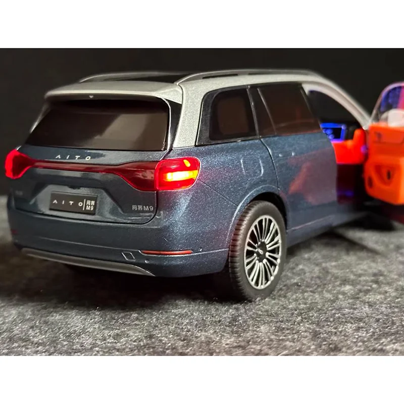 WELLY 1:24 Scale Diecast Model Car in Blue or Black 3 WELLY 1:24 Scale Diecast Model Car in Blue or Black - Image 3