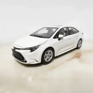 White 1:18 Scale Diecast Sedan Model