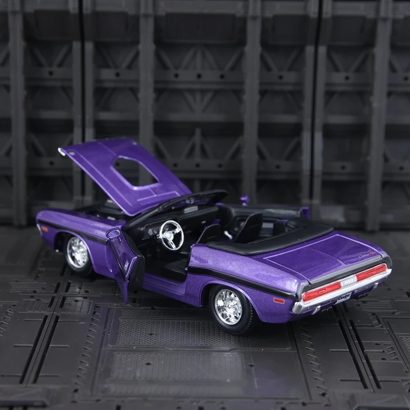 Purple Dodge Challenger R/T Diecast Model 1:24 Scale 2 Purple Dodge Challenger R/T Diecast Model 1:24 Scale - Image 2