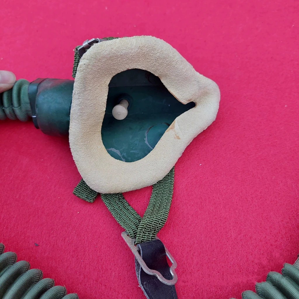 Military Surplus High-Altitude Oxygen Mask 4 Military Surplus High-Altitude Oxygen Mask - Image 4