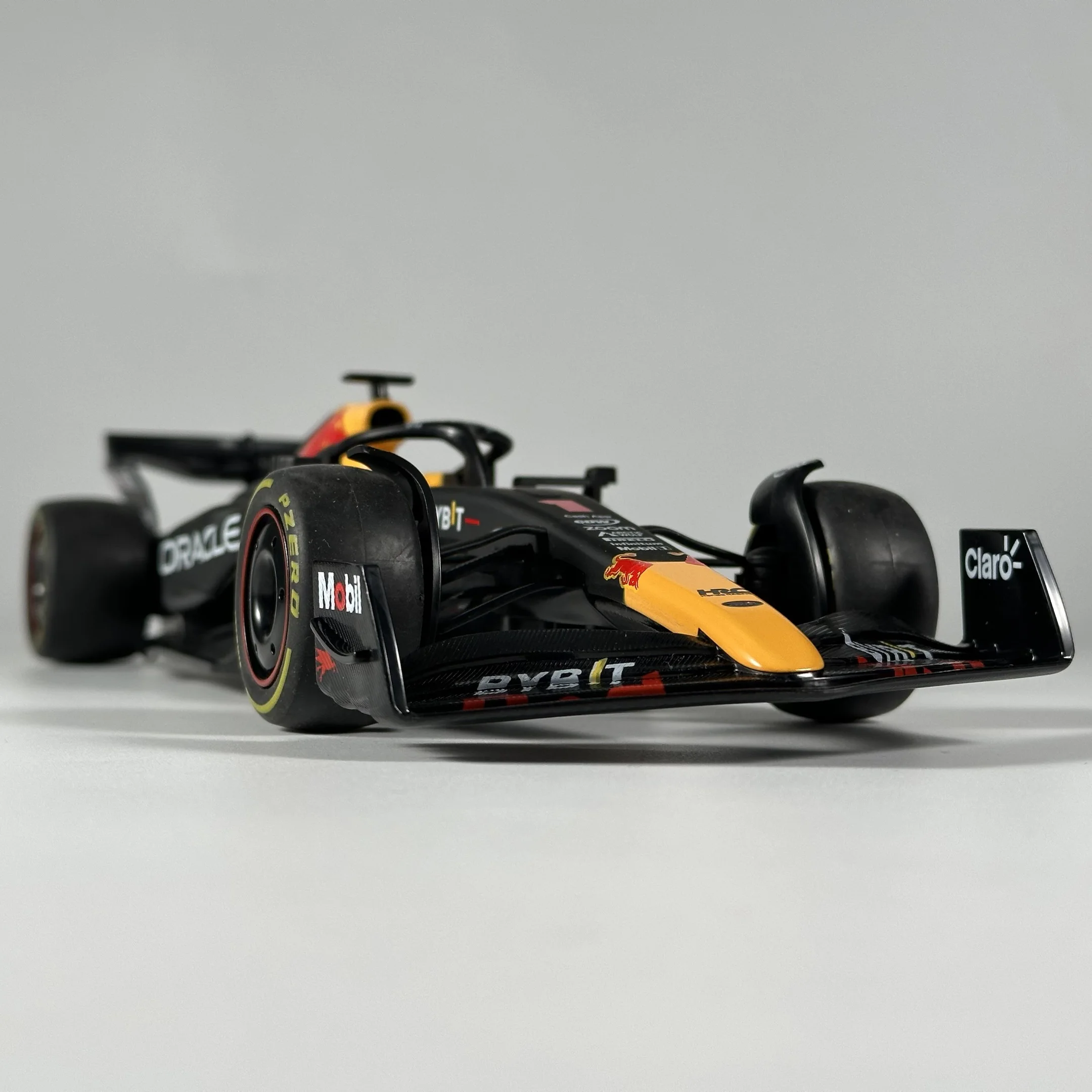Red Bull Racing RB19 F1 Diecast Model 1:18 Scale 6 Red Bull Racing RB19 F1 Diecast Model 1:18 Scale - Image 6